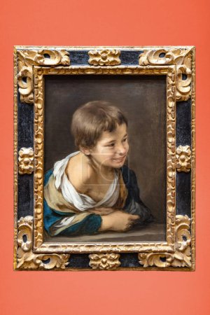 Foto de Londres, Reino Unido - 18 de mayo de 2023: Pintura Bartolomé Esteban Murillo titulada A Peasant Boy lean on a Sill. Representa a un niño campesino apoyado en un bloque de piedra astillada o alféizar y mira hacia algo o alguien que le hace sonreír - Imagen libre de derechos