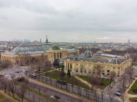 Téléchargez les photos : Vue aérienne par drone du Grand Palais des Champs-lyses est un site historique, une salle d'exposition et un complexe muséal situé aux Champs-lyses. - en image libre de droit