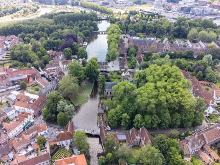 Foto de Vista aérea del avión no tripulado del Principely Beguinage Ten Wijngaerde, parque minnewater y puente. Es el único seductor conservado en la ciudad belga de Brujas. - Imagen libre de derechos