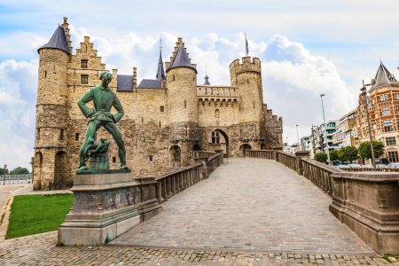 Foto de Amberes, Bélgica - 17 de junio de 2023: Castillo de Steen (Het Steen "la roca"), con el monumento a Lange Wapper, un personaje folclórico flamenco, legendario gigante, en Amberes, Bélgica - Imagen libre de derechos
