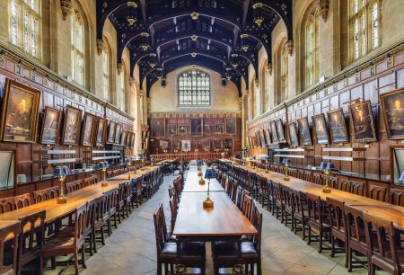 Téléchargez les photos : Oxford, Royaume-Uni - 18 mai 2023 : The Great Dining Hall of Christ Church college University of Oxford, England, était le siège du parlement réuni par le roi Charles Ier pendant la guerre civile anglaise. - en image libre de droit