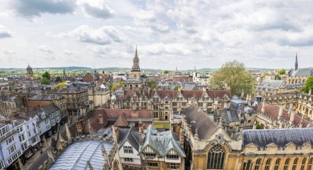 Foto de Vista aérea de Brasenose College y All Saints Church en Oxford, Reino Unido. El Brasenose College es uno de los colegios constituyentes de la Universidad de Oxford en el Reino Unido.. - Imagen libre de derechos