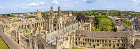 Foto de Vista aérea tomada de la Iglesia Universitaria de Santa María la Virgen del edificio del All Souls College, un colegio constituyente de la Universidad de Oxford, Oxford, Inglaterra. - Imagen libre de derechos