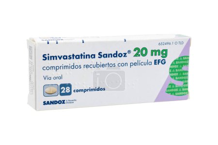 Téléchargez les photos : Huelva, Espagne - 25 septembre 2023 : Une boîte espagnole de Simvastatin, est une statine, un type de médicament hypolipidique utilisé pour diminuer les niveaux élevés de lipides et diminuer le risque de problèmes cardiaques - en image libre de droit