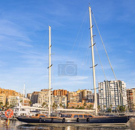 Téléchargez les photos : Malaga, Espagne - 26 novembre 2023 : Magnifique voilier amarré au quai Cnovas au coucher du soleil, Port de Malaga, Autorité portuaire de Mlaga, Andalousie, Espagne - en image libre de droit
