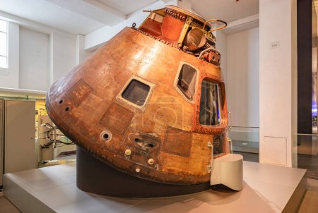 Foto de London, UK - May 19, 2023: Apollo 10 lunar capsule, the first spacecraft to orbit the moon with the second Apollo mission, exposed at Science Museum of London, England, UK - Imagen libre de derechos