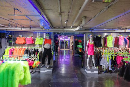 Foto de Londres, Reino Unido - 17 de mayo de 2023: Dentro de la tienda de Cyberdog en el mercado de Camden Town. Cadena minorista de música y ropa cibernética Trance, especializada en ropa de danza brillante y fluorescente - Imagen libre de derechos