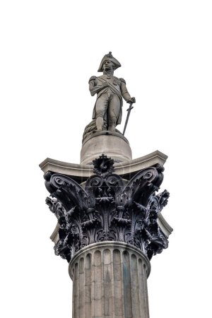 Téléchargez les photos : Le sommet de la colonne de Nelson à Trafalgar Square avec la statue d'Horatio Nelson au sommet, Londres, Royaume-Uni. Isolé sur fond blanc - en image libre de droit