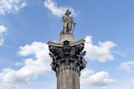 Téléchargez les photos : Londres, Royaume-Uni - 19 mai 2023 : Le sommet de la colonne de Nelson à Trafalgar Square avec la statue d'Horatio Nelson au sommet, Londres, Royaume-Uni - en image libre de droit