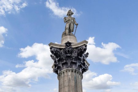 Téléchargez les photos : Le sommet de la colonne de Nelson à Trafalgar Square avec la statue d'Horatio Nelson au sommet, Londres, Royaume-Uni - en image libre de droit