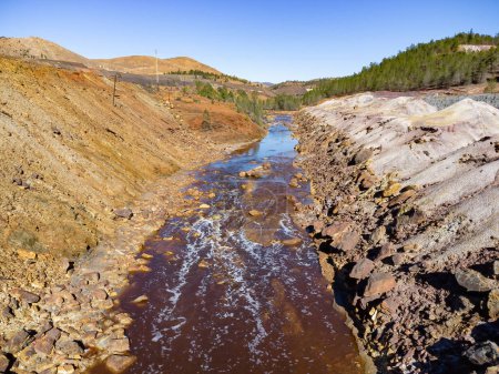 Téléchargez les photos : Vue aérienne par drone de la rivière Tinto dans les montagnes Huelva. La coloration rouge a son origine dans l'altération des minéraux contenant des sulfures de métaux lourds trouvés dans les dépôts le long de la rivière et à sa source - en image libre de droit