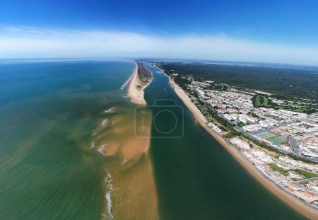 Foto de Vista aérea de la Flecha Rompido, un banco de arena formado en las playas de Rompido y Portil que ya llega a la playa de La Bota, en el municipio de Punta Umbría, provincia de Huelva - Imagen libre de derechos