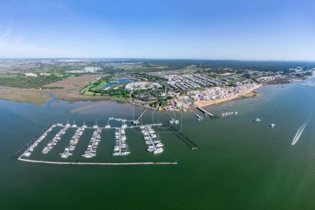 Téléchargez les photos : Vue panoramique aérienne du village de plage d'El Rompido avec Marina El Rompido Sports Port et la rivière Piedras - en image libre de droit