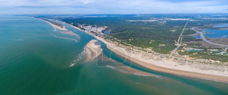 Foto de Vista aérea de la Flecha Rompido, un banco de arena formado en las playas de Rompido y Portil que ya llega a la playa de La Bota, en el municipio de Punta Umbría, provincia de Huelva - Imagen libre de derechos