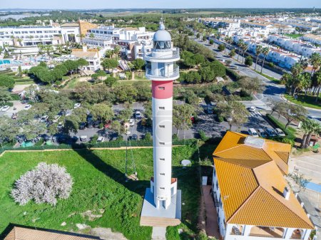 Téléchargez les photos : Vue aérienne du phare dans le village de plage El Rompido, dans la municipalité de Cartaya, Huelva, Andalousie, Espagne. Ce phare date de 1975 et remplace celui qui existait depuis 1861. - en image libre de droit