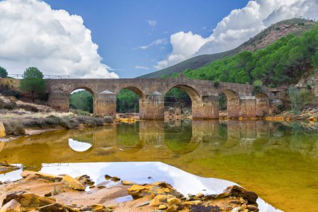 Römische Brücke auf dem Wanderweg der Wassermühlen entlang des Flusses Odiel von Sotiel Coronada in der Provinz Huelva, Andalusien, Spanien
