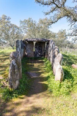 Monolith Nummer 2, der Teil des Gabrieles Dolmen Komplexes ist, in der Gemeinde Valverde del Camino, Provinz Huelva, Andalusien, Spanien
