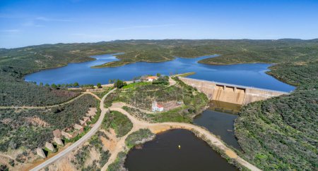Foto de Vista aérea del embalse y presa de Valverde Del Camino Silillos se encuentra en el río Buitrón dentro de la demarcación hidrográfica de Tinto, Odiel y Piedras - Imagen libre de derechos