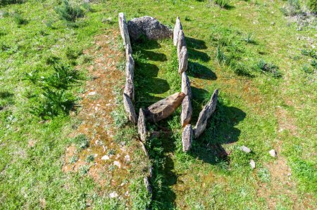 Luftaufnahme des Monolithen Nummer 3, der Teil des Gabrieles Dolmen Komplexes ist, in der Gemeinde Valverde del Camino, Provinz Huelva, Andalusien, Spanien