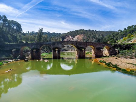 Vue aérienne par drone du pont romain dans la route de randonnée des moulins à eau le long de la rivière Odiel depuis Sotiel Coronada, dans la province de Huelva, Andalousie, Espagne