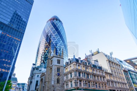 Téléchargez les photos : Londres, Royaume-Uni - 20 mai 2023 : The Gherkin, officiellement 30 St Mary Axe et anciennement connu sous le nom de Swiss Re Building, un gratte-ciel commercial en verre dans le principal quartier financier de Londres, la City of London - en image libre de droit