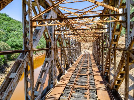 El Puente Salomon que cruza el río Rojo, Río Tinto, es un puente ferroviario en la provincia de Huelva y fue originalmente parte del ferrocarril Riotinto para el transporte de minerales de cobre a Huelva.