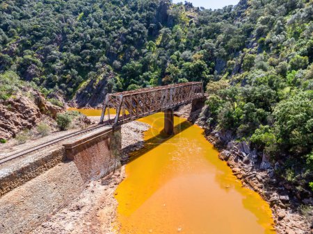 El Puente Salomon que cruza el río Rojo, Río Tinto, es un puente ferroviario en la provincia de Huelva y fue originalmente parte del ferrocarril Riotinto para el transporte de minerales de cobre a Huelva.