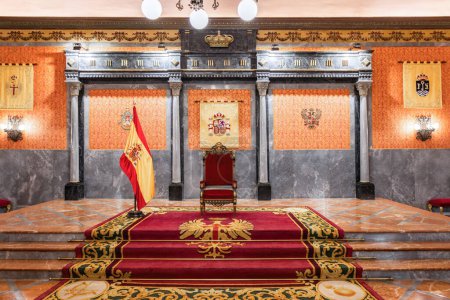 Téléchargez les photos : Séville, Espagne - 26 avril 2024 : Trône de Sa Majesté le Roi d'Espagne à l'intérieur du bâtiment de la Plaza de Espana à Séville, Andalousie. Quartier général de la Capitainerie générale de la IIe région militaire - en image libre de droit