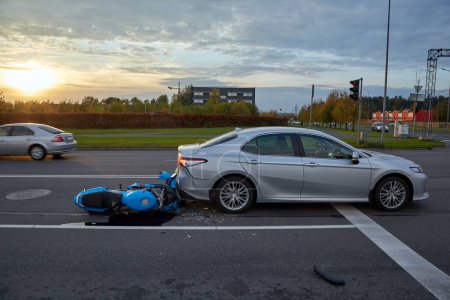 Foto de 6 de octubre de 2021, Riga, Letonia, coche y moto dañados en la carretera de la ciudad en la escena de un accidente debido a la falta de observancia de la distancia - Imagen libre de derechos
