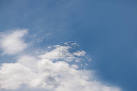 Téléchargez les photos : Nuages blancs et fond bleu ciel, espace de copie - en image libre de droit