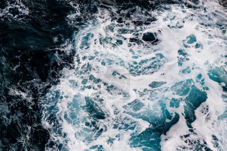 Blau türkisfarbenes Meerwasser Hintergrund mit weißen Schaumwellen, Draufsicht