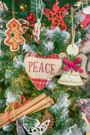 Foto de Decoraciones navideñas vintage. Corazón con inscripción paz - Imagen libre de derechos