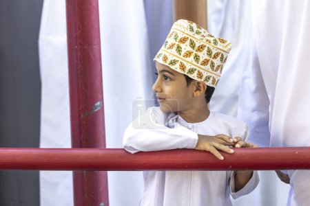 Foto de Nizwa, Omán, 2 de diciembre de 2022: Joven hombre omaní en un mercado tradicional - Imagen libre de derechos