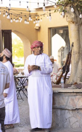 Téléchargez les photos : Nizwa, Oman, 2nd December 2022: omani men at the guns market - en image libre de droit