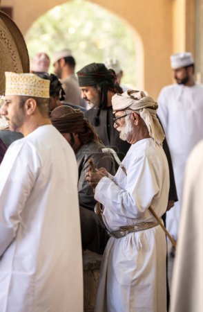 Foto de Nizwa, Omán, 2 de diciembre de 2022: hombres omani en el mercado de armas - Imagen libre de derechos