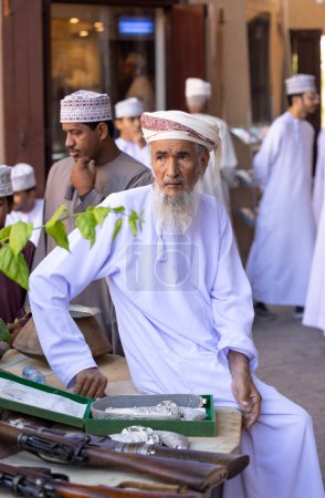Téléchargez les photos : Nizwa, Oman, 2nd December 2022: omani men at the guns market - en image libre de droit