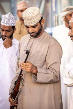 Foto de Nizwa, Oman, 2nd December 2022: omani men at the guns market - Imagen libre de derechos