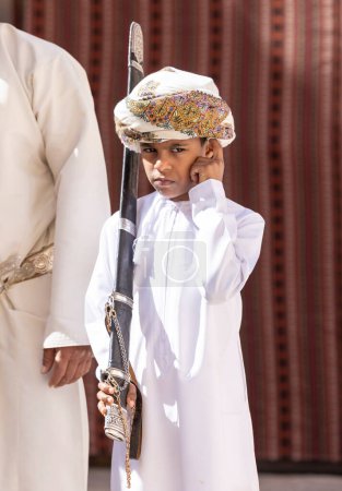 Foto de Nizwa, Oman, 2nd December 2022: omani traditional song and dance performers gathering - Imagen libre de derechos