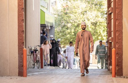 Foto de Nizwa, Omán, 2 de diciembre de 2022: hombre entrando en una zona de mercado - Imagen libre de derechos