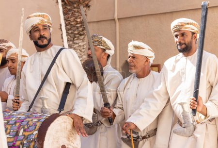 Téléchargez les photos : Nizwa, Oman, 2nd December 2022: omani traditional song and dance performers gathering - en image libre de droit