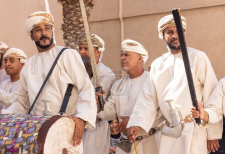 Foto de Nizwa, Omán, 2 de diciembre de 2022: reunión de cantantes y bailarines tradicionales omani - Imagen libre de derechos