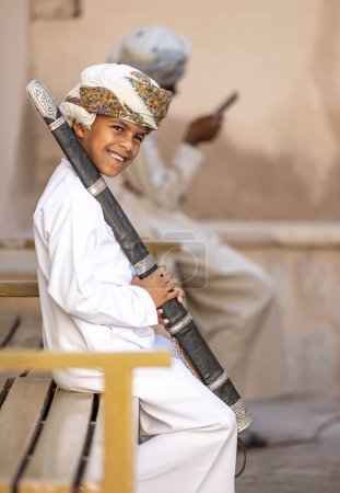 Téléchargez les photos : Nizwa, Oman, 2 décembre 2022 : les chanteurs et danseurs traditionnels omani se rassemblent - en image libre de droit