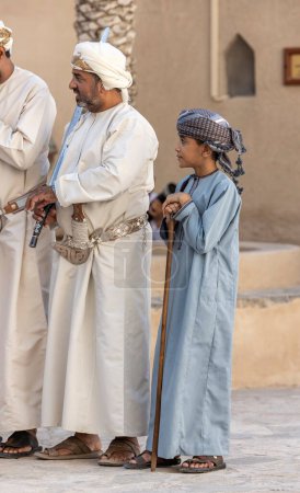 Téléchargez les photos : Nizwa, Oman, 2 décembre 2022 : les chanteurs et danseurs traditionnels omani se rassemblent - en image libre de droit