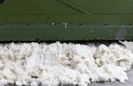 Téléchargez les photos : Machines nettoyage du coton à la fabrication des tissus - en image libre de droit