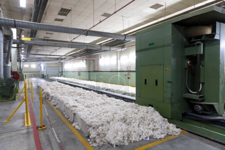 Téléchargez les photos : Machines nettoyage du coton à la fabrication des tissus - en image libre de droit