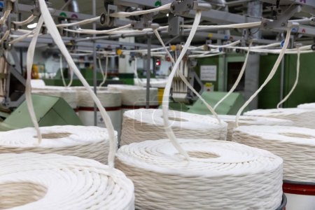 Foto de Producción de hilados de algodón en la fabricación de tejidos - Imagen libre de derechos