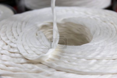Téléchargez les photos : Production de fils de coton lors de la fabrication de tissus - en image libre de droit