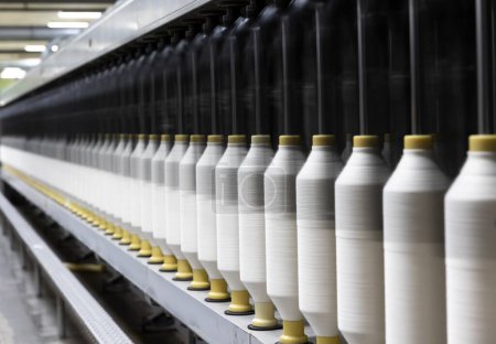 Téléchargez les photos : Production de fils de coton lors de la fabrication de tissus - en image libre de droit
