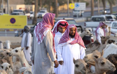 Téléchargez les photos : Buraydah, Arabie Saoudite, 4 août 2023 : hommes soudi à un marché aux chameaux - en image libre de droit