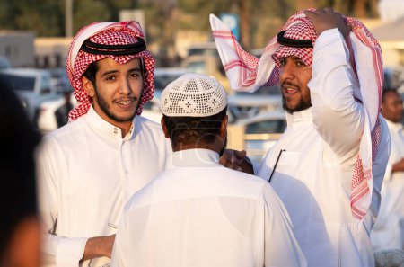 Téléchargez les photos : Buraydah, Arabie Saoudite, 4 août 2023 : chameaux soudi et hommes au marché aux chameaux - en image libre de droit
